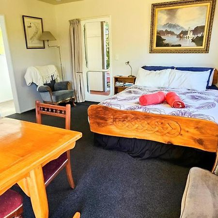 Waterwheel Cottage Upper Moutere Екстер'єр фото