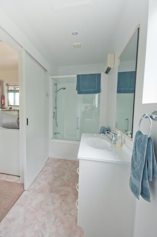 Waterwheel Cottage Upper Moutere Номер фото